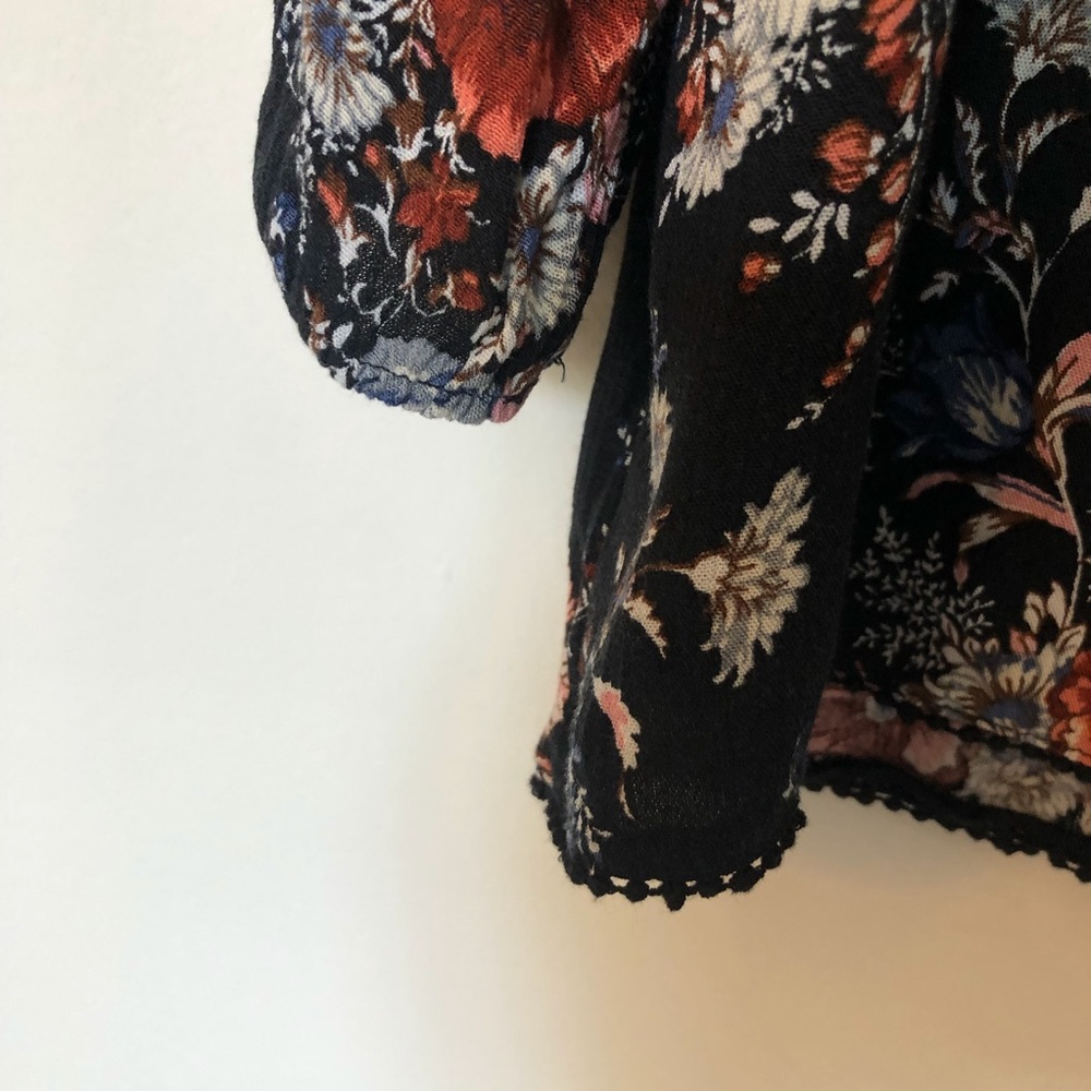 American Eagle Black Floral Keyhole Top - Picture 5 of 6